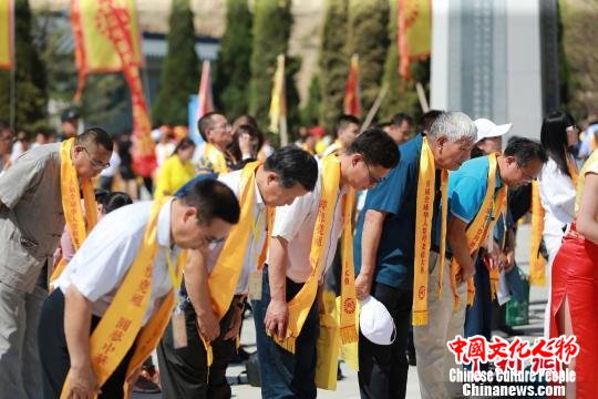 祭拜人员集体统一向帝尧圣像行三鞠躬礼 任丽娜 摄