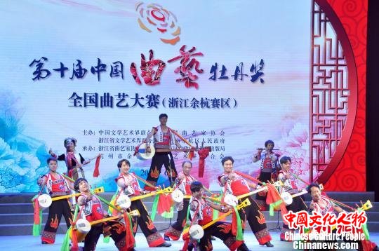 彝族阿细大三弦弹唱《美丽家园老实扎》。　姜明菁 摄