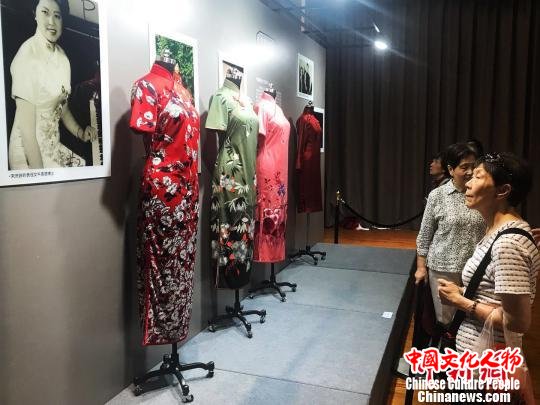 观众欣赏牛恩德、牛恩美旗袍。　王子涛 摄