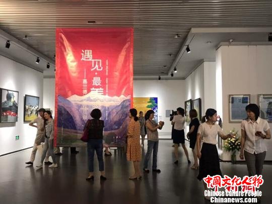 “遇见·最美瞬间”俄罗斯油画展在哈尔滨美术馆开幕。　刘锡菊 摄