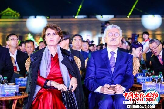 图为出席活动的嘉宾观赏旅游节开幕式演出。　钟欣 摄