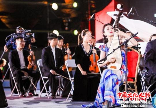 图为开幕式上举行了“丝路与长城对话”大型交响乐演出。　钟欣 摄