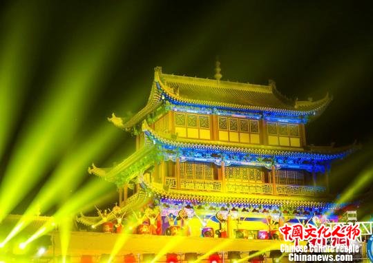 图为开幕式期间，在灯光交相辉映中的嘉峪关关城。　钟欣 摄