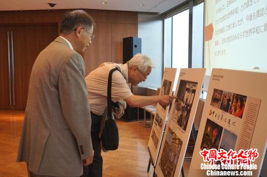 读者观看图片展。　东友 摄