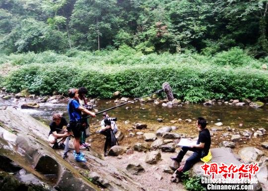 纪录片《这里是中国》摄制组在武陵源拍摄。　邓道理 摄