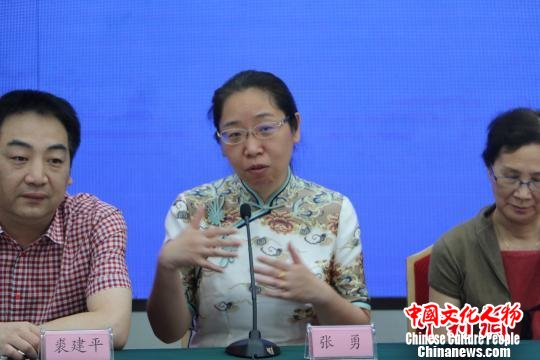 图为：越剧《香罗记》编剧张勇在两部越剧全球巡演新闻发布会上发言 项菁 摄