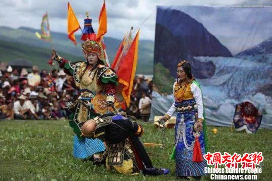 图为挂牌仪式现场上演藏戏《格萨尔王传》。　钟欣 摄