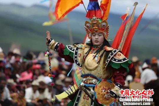 图为挂牌仪式现场上演藏戏《格萨尔王传》。　钟欣 摄