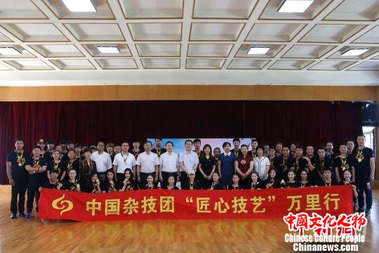 参加巡演的部分演职人员合影 钟欣 摄