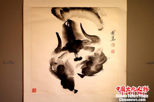 西藏画家孟繁华创新使用水墨写意的方式进行牦牛画创作。图为他所绘的野牦牛水墨画。　江飞波 摄