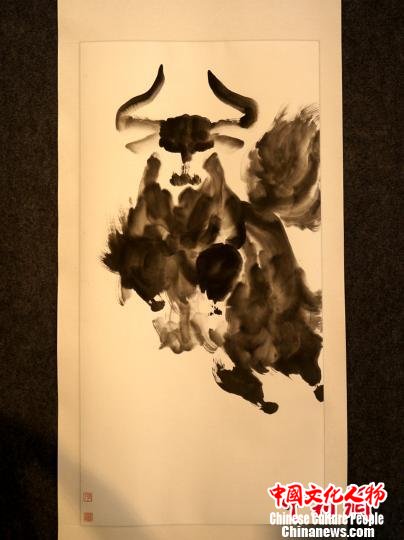 西藏画家孟繁华创作的水墨写意牦牛画。　江飞波 摄