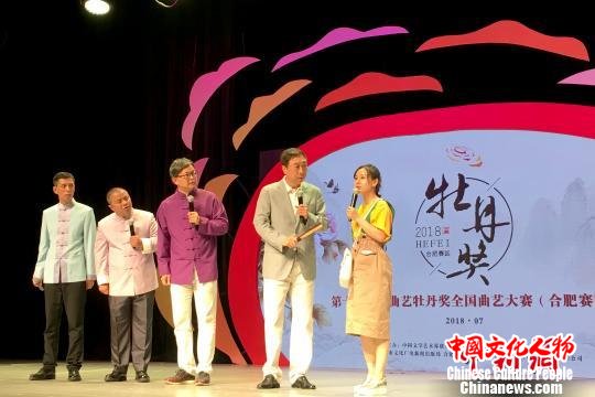 中国广播艺术团参赛节目——相声《我爱诗词2》，相声表演艺术家冯巩领衔参赛。　张强 摄