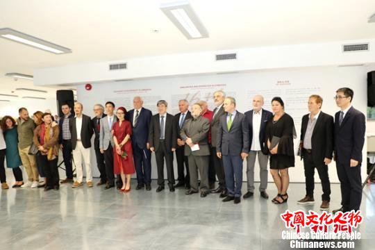 嘉宾在开幕式上合影 李洁莹 摄