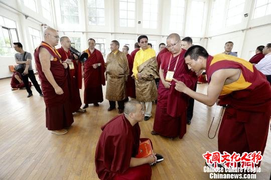 图为青海省佛学院辨经。　胡贵龙 摄