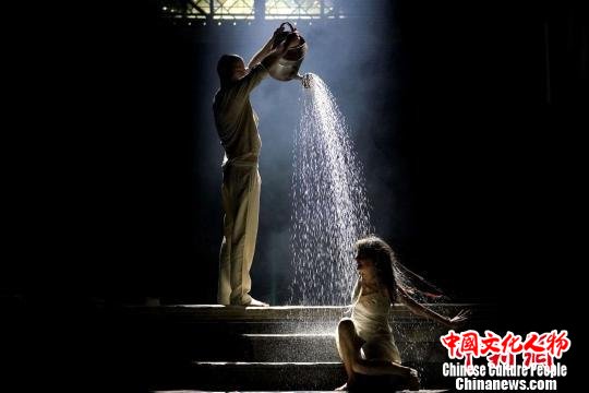 《暴风雨》 史春阳 摄