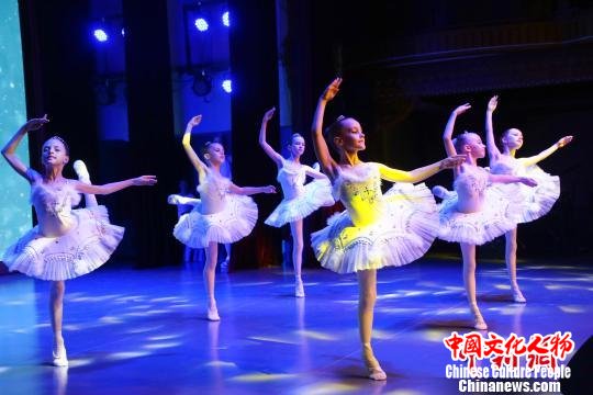 “雪花莲”青少年艺术团献上精彩节目 赵天华 摄