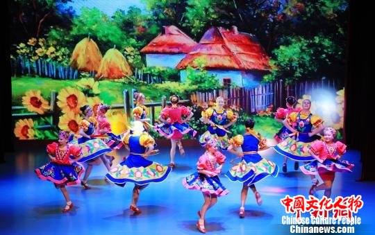 俊美的俄罗斯儿童身着华服载歌载舞 赵天华 摄