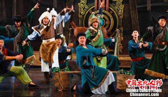 图为《千古情缘》中的歌舞表演。　冯小云 摄