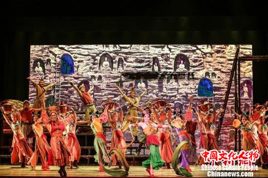 有着“可移动的敦煌”“中国版《罗密欧与朱丽叶》”之称的舞剧《大梦敦煌》由兰州歌舞剧院创作演出，该剧以古代敦煌为时空背景，讲述青年画师莫高和少女月牙的动人爱情故事。　兰州演艺集团供图 摄