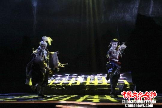 中国儿艺经典剧《月亮草》作为开幕演出上演。　钟欣 摄