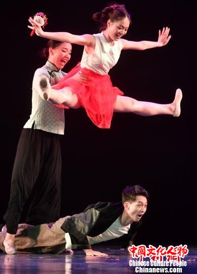 图为三人舞《阖家》。　吕明 摄