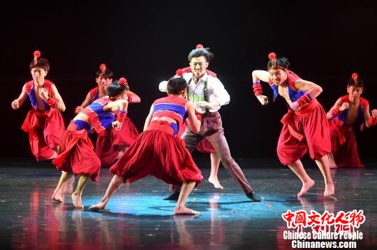 图为群舞《望乡人》。　吕明 摄