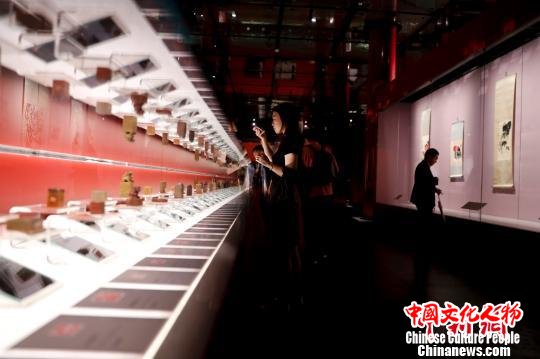 故宫博物院与北京画院合作举办的“清平福来——齐白石艺术特展”现场 杜洋 摄