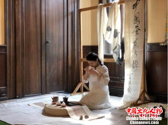展会现场表演茶艺。　李琳珊 摄