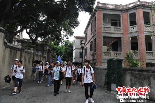 两岸青少年共游鼓浪屿。　张斌 摄