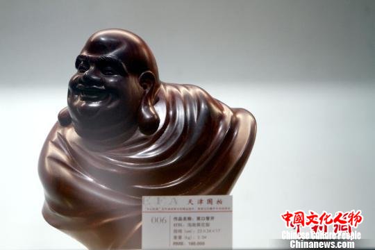 海南黄花梨雕刻的作品《笑口常开》。　张道正 摄