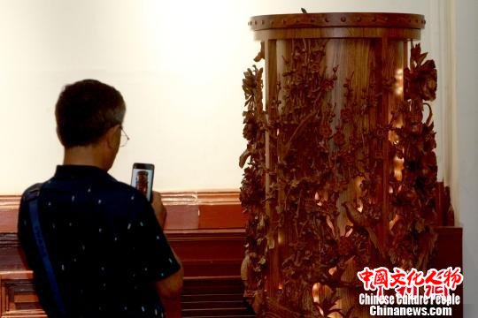 刺猬紫檀雕刻作品《天鼓》。　张道正 摄