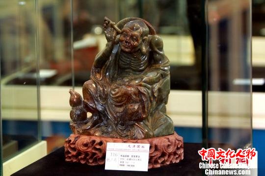 图为展出的玉石雕件。　张道正 摄