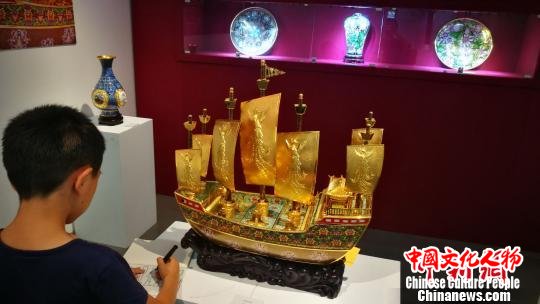 小观众参观 钟欣 摄