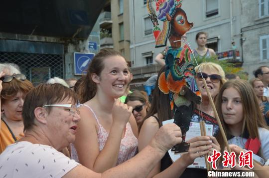 皮影道具在阿维尼翁戏剧节大游行中吸睛 钟欣 摄