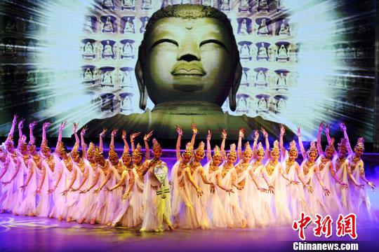 《丝路花雨》首创于1979年，以中国唐朝极盛时期为故事背景，取材于丝绸之路和敦煌壁画，它以现代的艺术手法和精湛的舞蹈表现，刻画了画工“神笔张”和其女“英娘”的悲欢离合以及与波斯商人伊努斯之间的友谊。　杨艳敏 摄