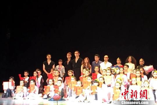 62名来自厦门各中小学学生受邀共同参与演出。　杨伏山 摄