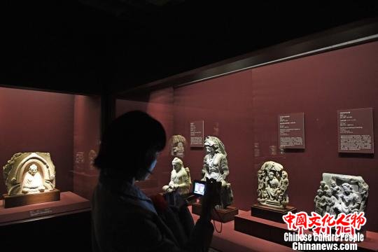 图为嘉宾观看展览。　杨艳敏 摄
