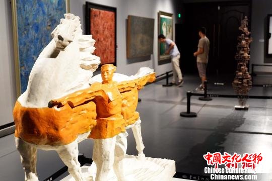 图为参展的雕刻作品。　李隽 摄