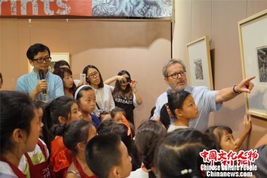 “归来的木刻·中英当代版画作品展导赏”开幕促中外文化交融