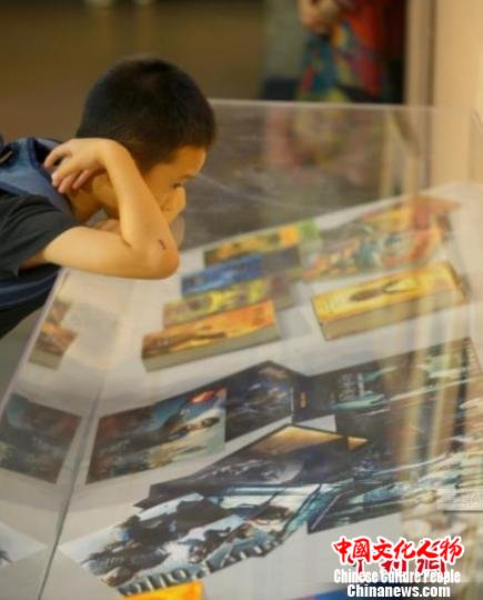 孩子在欣赏版画。　傅宇 摄