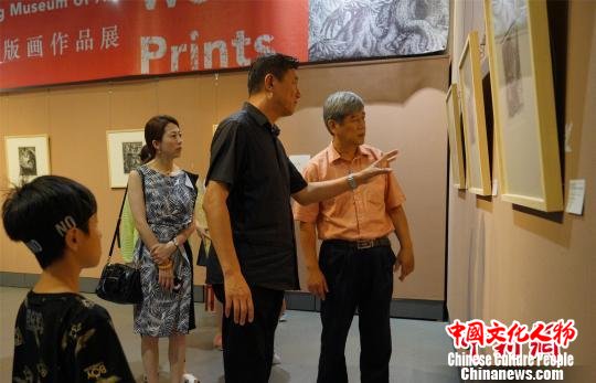 “归来的木刻·中英当代版画作品展导赏”公益活动在黑龙江省美术馆举办。　傅宇 摄