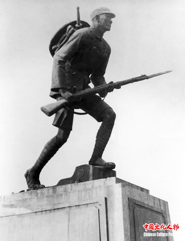 刘开渠《川军出征抗日阵亡将士纪念碑》，又名 《无名英雄纪念碑》 ，1944年立于成都。