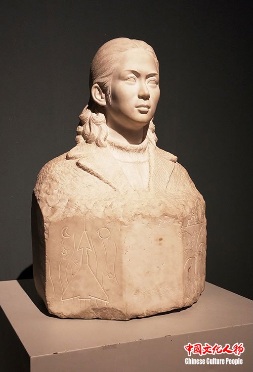 刘开渠《向新时代致敬》，82cm×54 cm×43 cm，大理石，1984年，中国美术馆藏。