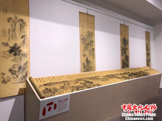 图为即将参与巡游活动的重庆梁平竹帘画，属中国传统手工艺品。　钟旖 摄