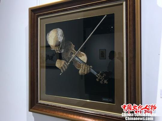 图为即将参与巡游活动的重庆三峡蝴蝶画，画作由蝴蝶翅膀创作而成。　钟旖 摄