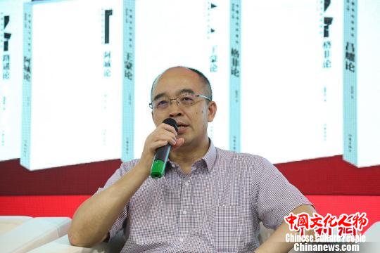 作家出版社社长吴义勤 寄于文 摄