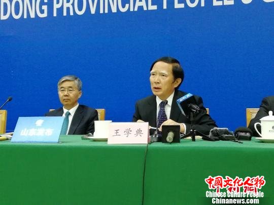 图为第十三届全国政协常务委员、山东大学儒学高等研究院执行副院长王学典介绍相关情况。 孙婷婷 摄 图为第十三届全国政协常务委员、山东大学儒学高等研究院执行副院长王学典介绍相关情况。 孙婷婷 摄