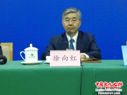 图为山东省人大内务司法委员会副主任委员、第五届尼山世界文明论坛新闻发言人徐向红介绍相关情况。 孙婷婷 摄 图为山东省人大内务司法委员会副主任委员、第五届尼山世界文明论坛新闻发言人徐向红介绍相关情况。 孙婷婷 摄