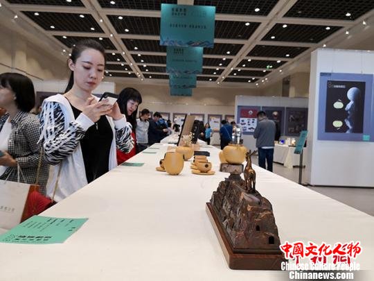 图为此次文创作品展展出的188件文创作品,其中平面设计130件、产品设计58件。 冯志军 摄 图为此次文创作品展展出的188件文创作品,其中平面设计130件、产品设计58件。 冯志军 摄