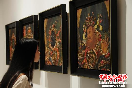 图为市民欣赏传统壁画复制与修复研究成果。　罗永皓 摄